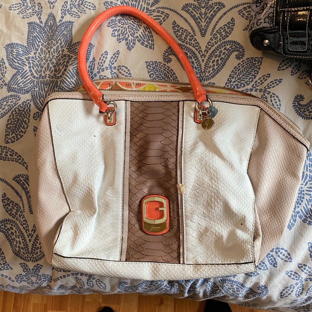 Authentic Guess purse. Great for spring